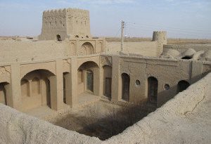 شرق اصفهان، خشک اما دیدنی/ قلعه طهمورثات