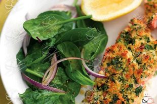 ماهی با رویه سبزیجات و سالاد اسفناج